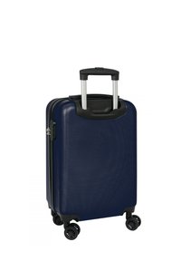 Valigia rigida di colore blu navy con superficie texturizzata, manico retrattile e quattro ruote nere per la mobilità. Presenta una combinazione di lucchetto.