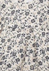 Material textil cu model floral în crem, cu flori bleumarin și bej, având un design plisat. Textură moale cu un aspect ușor, țesut.