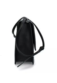 Borsa a mano in pelle nera con un design strutturato, manico superiore e tracolla regolabile. La superficie è liscia con cuciture in evidenza.