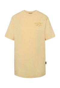 Camiseta amarilla de algodón con mangas cortas y escote redondo. Presenta el texto "Club de NO HACER NADA" impreso en un color que contrasta en la parte delantera.