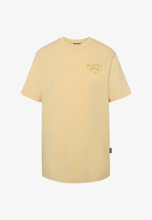 Gele katoenen t-shirt met korte mouwen en een ronde hals. Voorzien van de opdruk "DO NOTHING Club" in een contrasterende kleur op de voorkant.