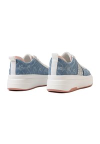 Sneakers in denim blu con suole bianche, dotati di un pannello testurizzato e accenti rosa. Design stringato con un’etichetta sul retro per facilitare l’indossamento.