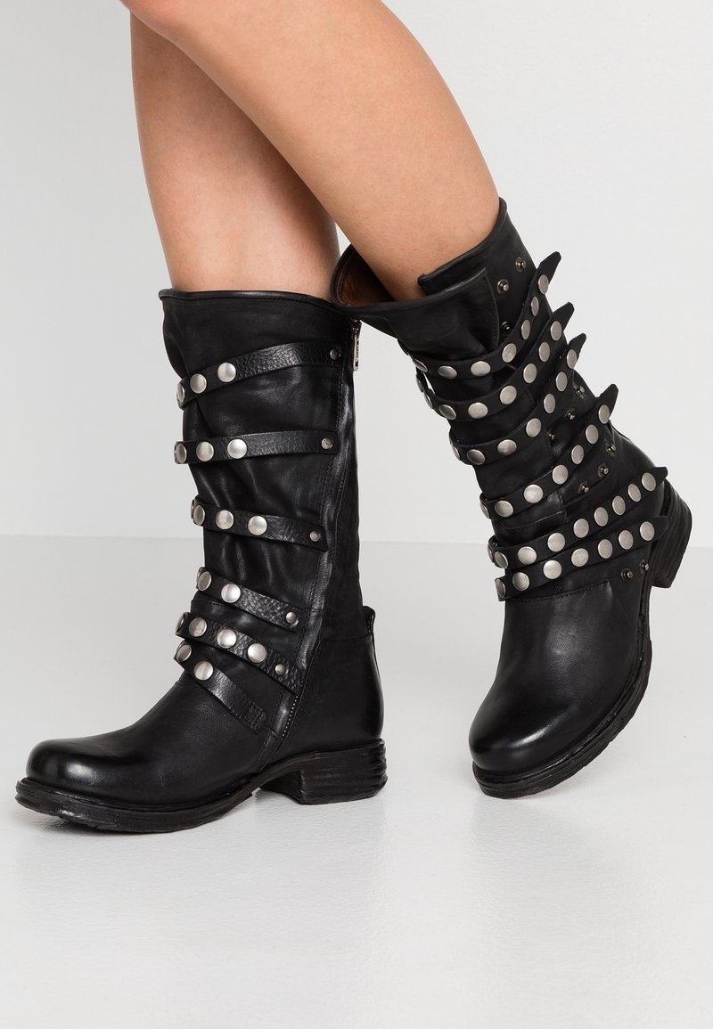Czarne skórzane botki za kostkę z lekko spiczastym noskiem, ozdobione poziomymi paskami i metalowymi ćwiekami, z niskim, platformowym obcasem.