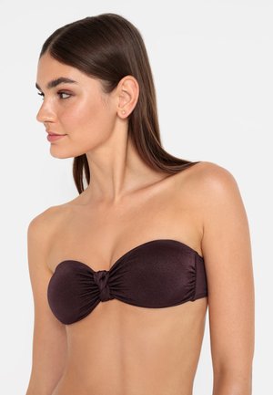 Brązowy biustonosz bikini bez ramiączek z przekręconym węzłem na środku, wykonany z gładkiego, błyszczącego materiału, z marszczonymi detalami po bokach.