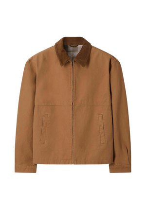 Bruine jas met rits en corduroy kraag, twee voorzakken en lange mouwen, weergegeven tegen een effen witte achtergrond.