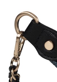 Correa de cuero negro con un acabado texturizado, que presenta herrajes en tono dorado, clip y detalle de botón. Se observa un anillo circular de sujeción.