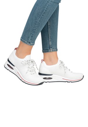 Baskets en tricot blanches avec un bout arrondi, un laçage à l'avant et des accents rouges et marins. Semelle rembourrée avec une poche d'air visible, tige texturée.