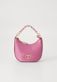 Geantă de mână din satin roz cu formă curbată, având un mâner din lanț cu ton auriu și un accent decorativ cu logo pe față.
