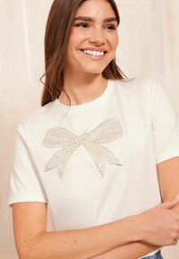 Friends Like These ROUND NECK LOGO-REGULAR FIT - Marškinėliai su spaudiniu - white