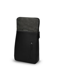 Mochila sintética negra con una parte superior texturizada de un gris oscuro, que presenta un bolsillo delantero con cremallera y un diseño minimalista con detalle del logotipo.