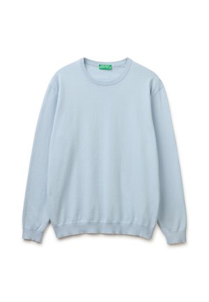 Maglione azzurro chiaro a maniche lunghe con collo rotondo, polsini e orlo a coste, mostrato disteso su sfondo bianco.
