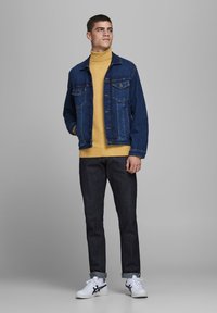 Jack & Jones JJEEMIL ROLL NECK - Neule - spicy mustard
