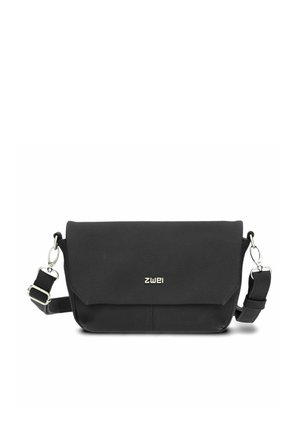 Zwarte leren crossbody tas met een klepsluiting, zilveren hardware accenten en een verstelbare schouderband. Glad textuur en minimalistisch ontwerp.