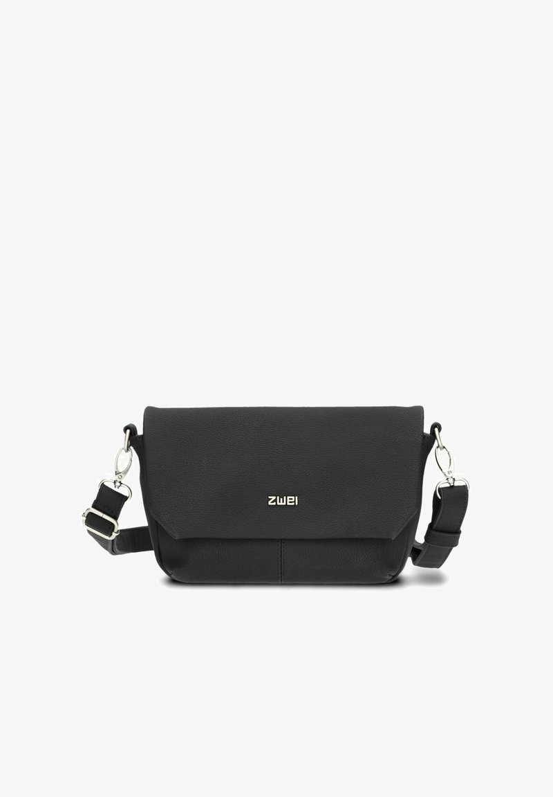 Bolso cruzado de cuero negro con cierre de solapa, acentos en hardware plateado y correa ajustable. Textura lisa y diseño minimalista.