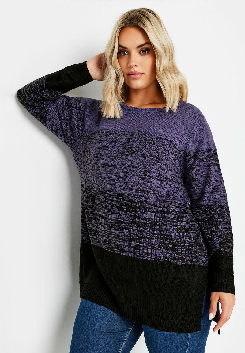 Maglione oversize in maglia caratterizzato da una sfumatura di viola e nero, con un motivo testurizzato. Maniche lunghe nere e scollatura rotonda.