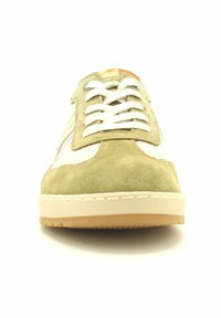 Sneaker con una toma in suede beige e verde oliva, pannelli in mesh bianco, lacci bianchi e suola in gomma color caramello. Accentuato con un logo a stella.