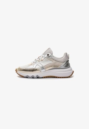 Metallic silberne und goldene Sneaker mit Mesh-Akzenten, einer klobigen weißen Sohle und zigzagförmiger Außensohle. Verfügt über flache Schnürsenkel und rutschfeste Gummisohle.