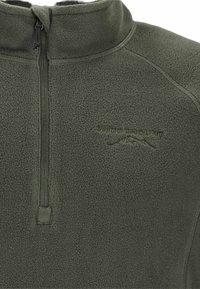 Fleece zip-up pullover i mørkegrøn. Har en høj krave, halv lynlås og et subtilt præget logo på fronten. Blød tekstur.