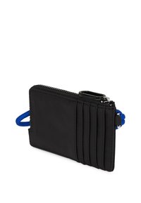 Melna neilona maks ar piecām kartēm paredzētām kabatām, ar rāvējslēdzēju un zilu auduma siksniņu. Tam ir gluda tekstūra un minimālistisks dizains.