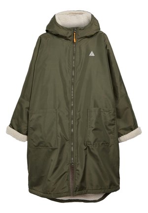 Długi oliwkowo-zielony płaszcz z kapturem, zapinany na zamek z przodu, z dwoma dużymi kieszeniami i beżową podszewką z polaru widoczną na mankietach i wewnątrz kaptura.