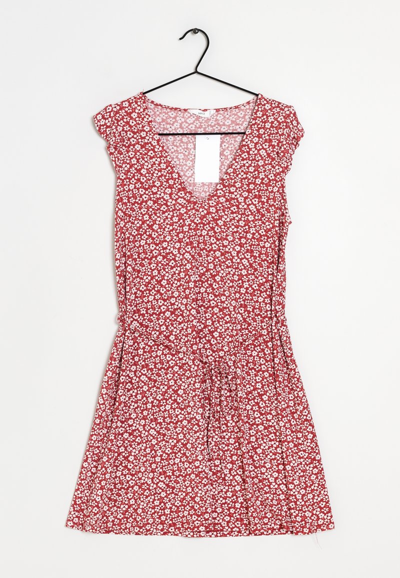 Robe rouge à manches courtes avec motif floral blanc, col en V, ceinture à la taille, suspendue sur un cintre noir sur fond blanc.