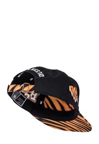 Cappello nero con visiera a strisce arancioni a tigre, lettering ricamato sulla parte anteriore, fascia regolabile e dettagliato motivo interno.