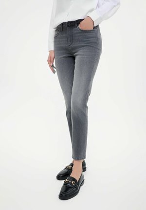 - Jeansy Slim Fit