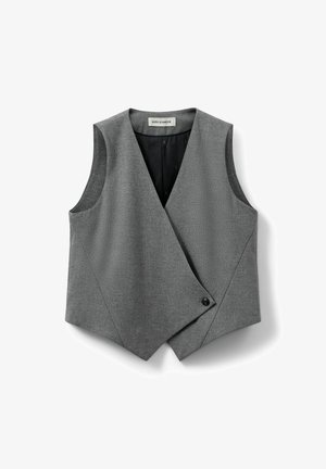 Harmaa villaliivi, jossa on kietoutumismuotoilu, syvä V-pääntie ja yksi nappikiinnitys. Tasainen pinta ilman näkyviä kuvioita tai koristeita.