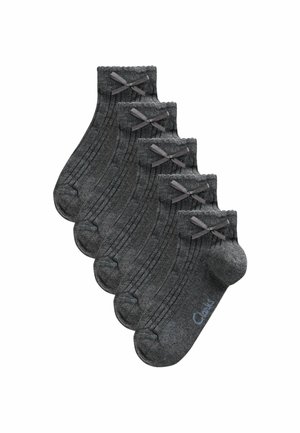 Fünf Paar dunkelgraue gerippte Knöchelsocken, jeweils mit einer kleinen Schleife am Bündchen und dezentem Markentext nahe der Zehen.