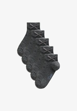 Fünf Paar dunkelgraue gerippte Knöchelsocken, jeweils mit einer kleinen Schleife am Bündchen und dezentem Markentext nahe der Zehen.