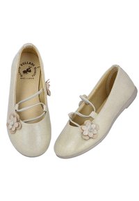 Bailarinas metálicas doradas con punta redondeada, con un acento de flor, correas elásticas y un upper texturizado. Fabricadas en España.