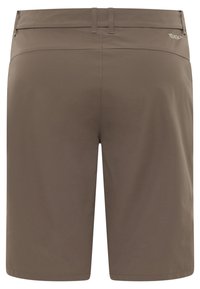 Pantaloni corti marroni, lunghi fino al ginocchio, realizzati in un tessuto morbido. Presentano passanti per cintura e un piccolo logo sulla vita. Nessuna tasca visibile.