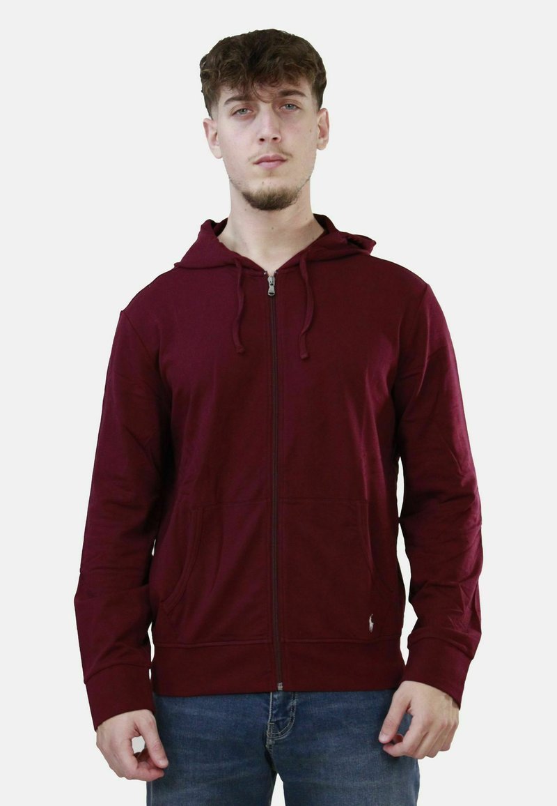 Felpa con zip bordeaux in morbido misto cotone, con zip frontale, due tasche laterali e cappuccio regolabile con cordino.