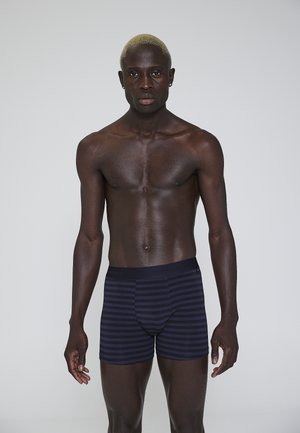 Marineblå stribede boxershorts med en fitted design, lavet af blødt stof, med en bred elastisk talje og en åbning til frontlommen.