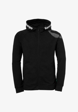 Sort hættejakke med lynlås lavet af blødt stof, med en høj krave og et logo, samt et mønstret accent ved skulderen.