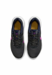 Chaussures de sport grises avec des accents violets, tige en maille texturée, lacets noirs et intérieure rembourrée avec une semelle dorée.