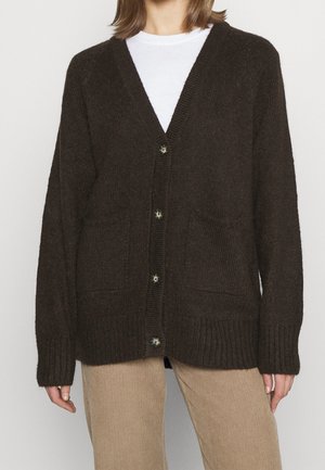 Dunkelbraune Strickjacke mit V-Ausschnitt, langen Ärmeln, zwei vorderen Taschen und fünf Knöpfen zum Schließen. Rippbündchen und -saum mit strukturierter Oberfläche.