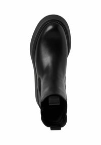 Cizme negre din piele până la gleznă, cu un finisaj uniform, panouri elastice pe laterale, vârf rotunjit și o talpă groasă din cauciuc cu un accent ușor pe margine.