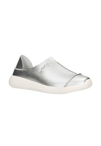 Zilveren slip-on sneaker met witte gestructureerde zool en elastische hiel, met een subtiele reliëf merklogo aan de zijkant.