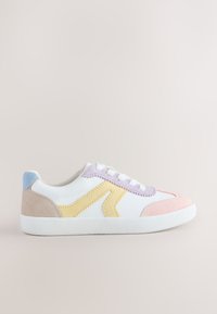 Baskets blanches avec des détails en suède rose pastel, jaune, lavande, beige et bleu, et des lacets blancs sur un fond clair.