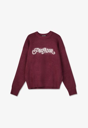 Burgundia kampsun, millel on soonikkoesed ja -äär, ning ees on pehme valge logo "PEGADOR". Pehme tekstuur ja vaba lõikega.