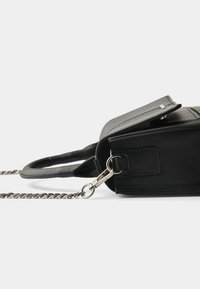 Bershka SAFFIANO - Käsilaukku - black