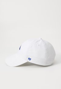 Cappellino da baseball in cotone bianco con visiera curva, dotato di un logo ricamato blu e un accento sul lato, e sei fori di ventilazione.
