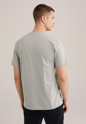Lichtgrijze t-shirt met korte mouwen, gemaakt van zachte stof, met een ronde hals en een relaxte pasvorm, met een soepele textuur en minimale details.
