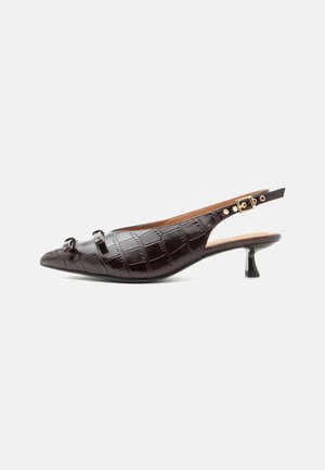 Mørkebrun croc-præget slingback-pumpe med spids tå, lav kitten-hæl, to dekorative sløjfer og justerbar rem med gyldent spænde.