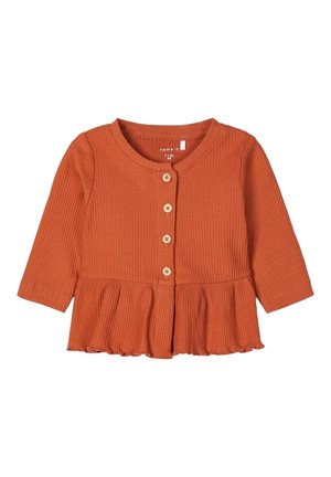 Cardigan bébé côtelé couleur rouille avec manches longues, quatre boutons devant, et ourlet à volants.
