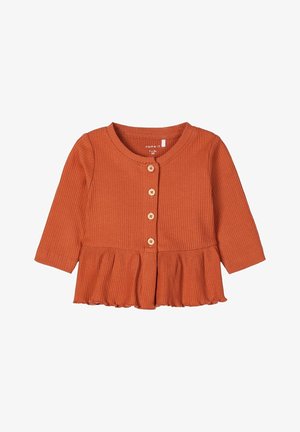 Dziecięcy sweterek w kolorze rdzy, prążkowany, z długimi rękawami, czterema guzikami z przodu i marszczonym dołem.