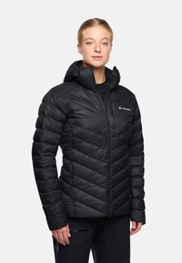 Schwarze gepolsterte Jacke mit einem Zickzackmuster, Kapuze und Reißverschluss. Verfügt über ein Logo auf der Brust und elastische Bündchen für einen engen Sitz.