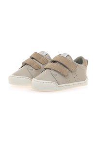 Lichtgrijze leren schoenen met suède beige banden, witte rubberen zool, ronde neus en geperforeerde details aan de zijkanten.