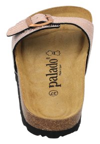 Rosa vävd remslidesandal med korkfotbädd, med en metallspänne och texturerad svart gummisula. Varumärkeslogotyp synlig inuti.